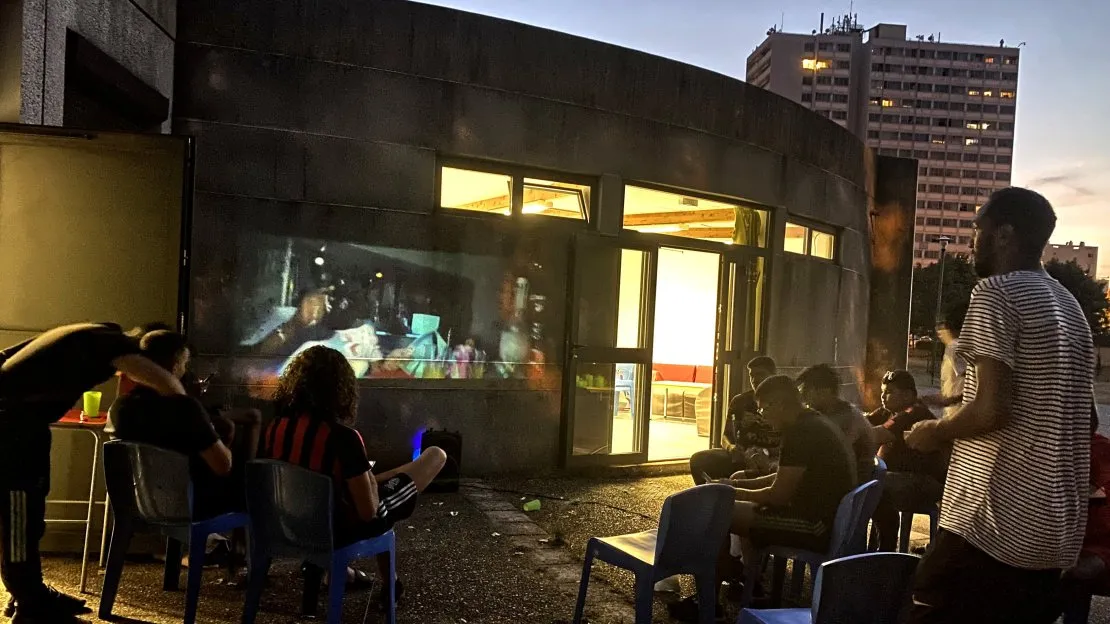 Night screening in the Fontbarlettes district (Valencia). © Benoît Labourdette.