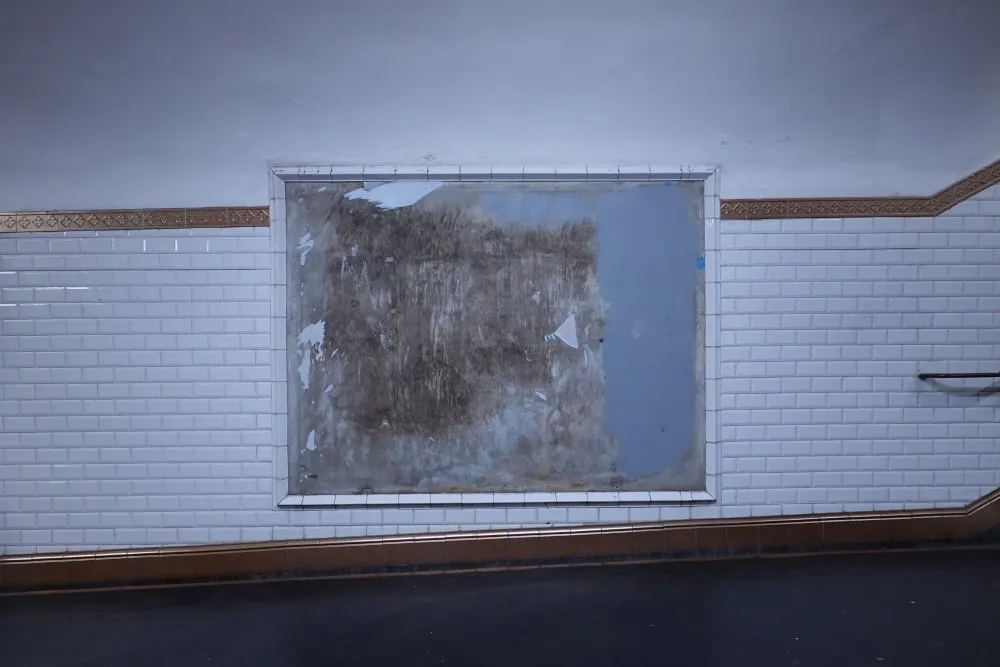 Bodies thrown in front of empty space - 1 © Benoît Labourdette 2023.