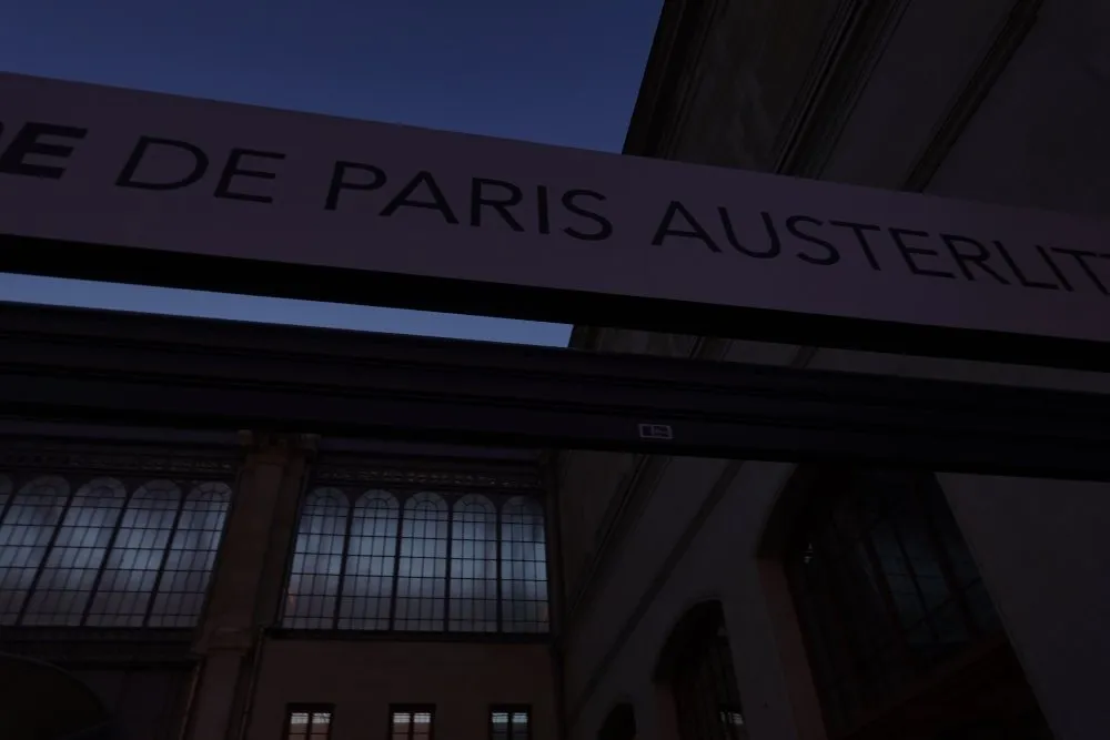 A tear of fatigue at Gare d'Austerlitz - 188 © Benoît Labourdette 2024.