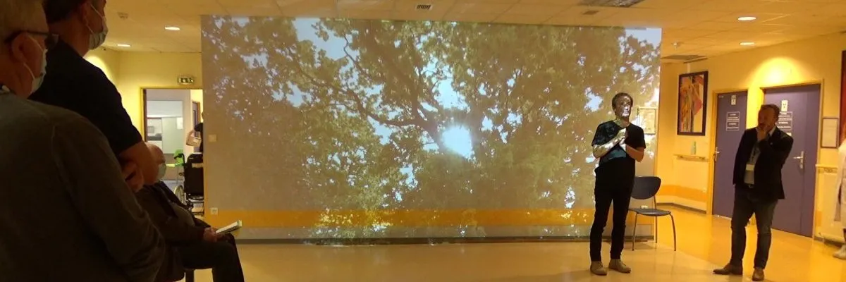 “On the beach of my imagination” : video installation in the hospital