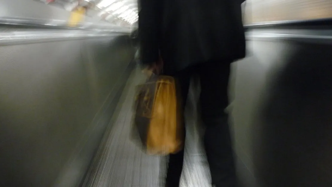 L'homme au cartable. © Benoît Labourdette.