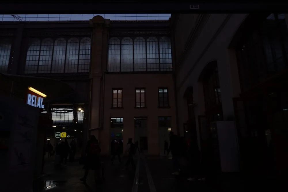A tear of fatigue at Gare d'Austerlitz - 94 © Benoît Labourdette 2024.