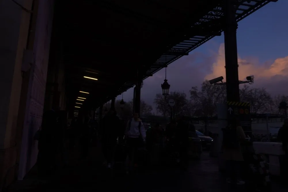 A tear of fatigue at Gare d'Austerlitz - 64 © Benoît Labourdette 2024.