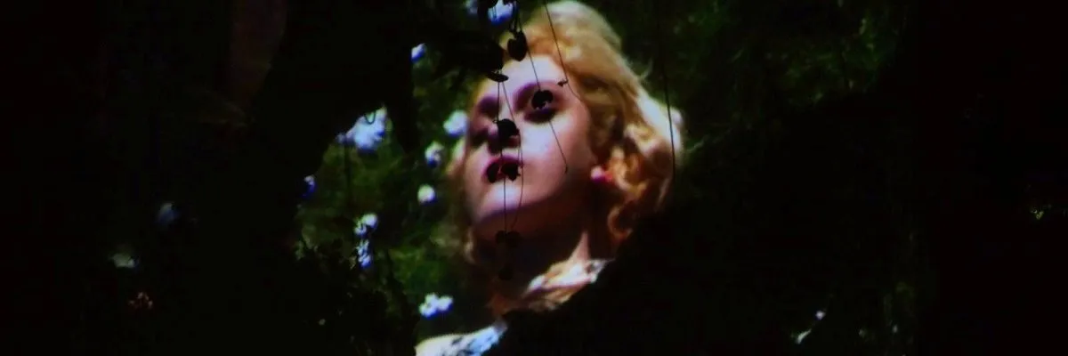Fleurs d'outre-tombe, installation vidéo-végétale, Festival des jardins de Chaumont sur Loire