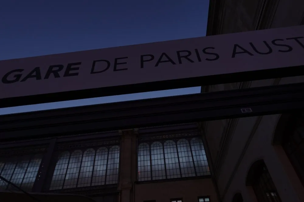 A tear of fatigue at Gare d'Austerlitz - 195 © Benoît Labourdette 2024.