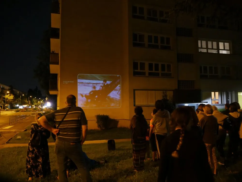 Projection itinérante à Saint-Michel-sur-Orge - 86 © Benoît Labourdette 2021.
