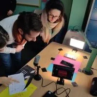 L'intelligence artificielle comme confident : au-delà de l'idéalisation des relations humaines