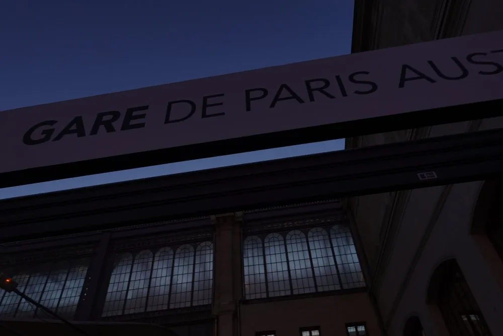 A tear of fatigue at Gare d'Austerlitz - 196 © Benoît Labourdette 2024.